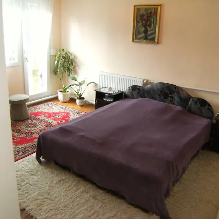 Gyongyi Apartman בית הארחה *