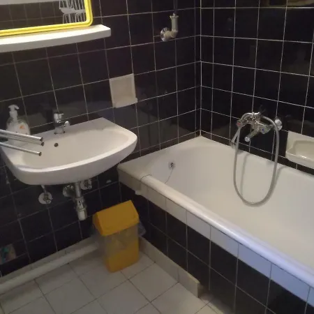 Gyongyi Apartman בית הארחה *
