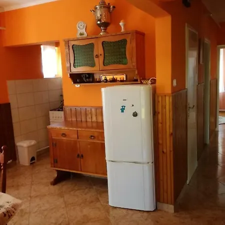 Gyongyi Apartman בית הארחה