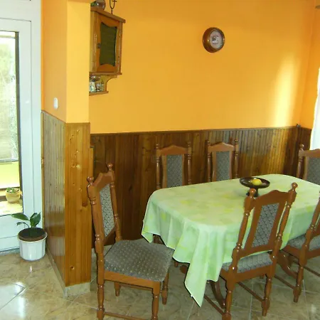 Gyongyi Apartman בית הארחה