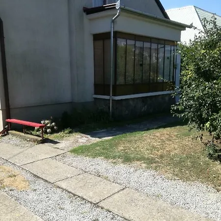 Gyongyi Apartman בית הארחה