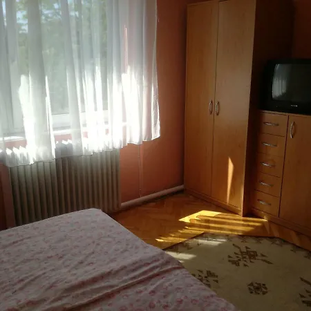 Gyongyi Apartman בית הארחה